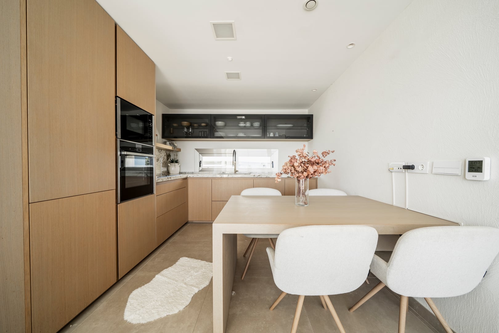 Socialt køkken med spiseplads