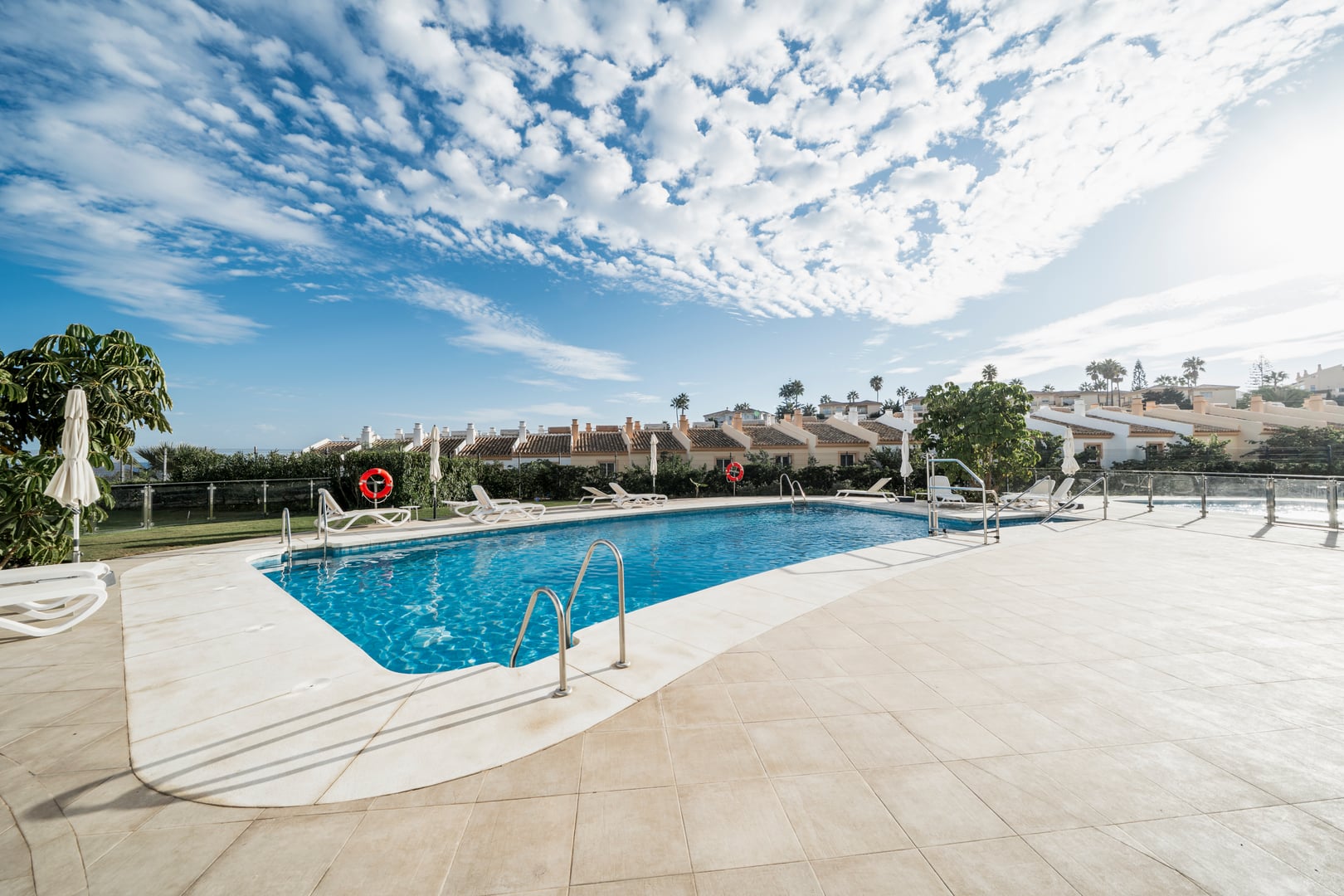 Fælles pool med solterrasse