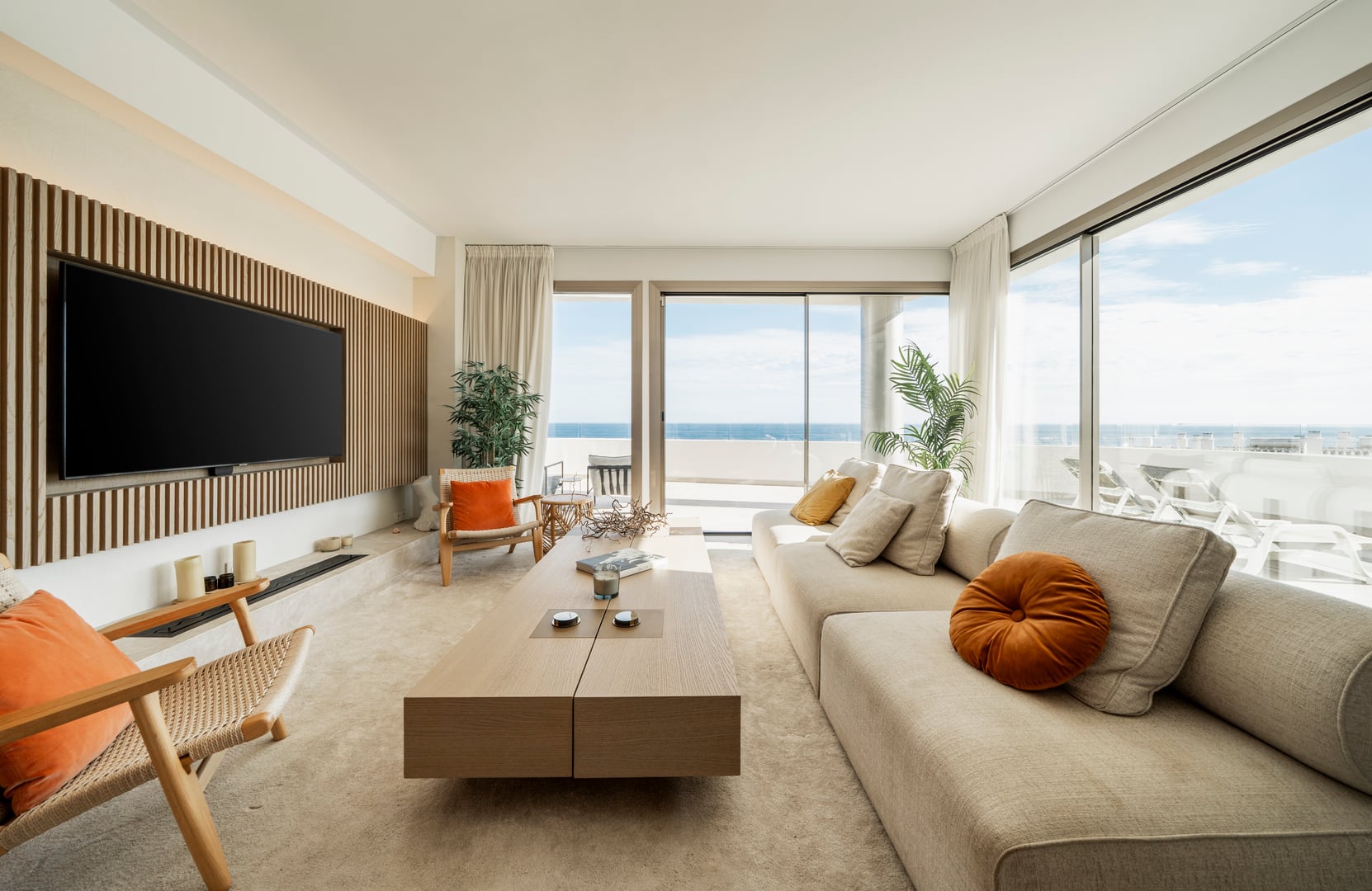 Lyst opholdsrum med havkontakt